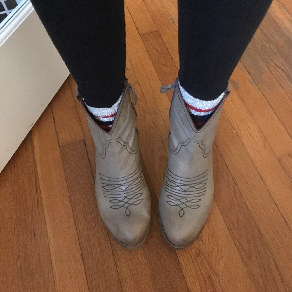 Ankle, western style boots! Cowboy chic